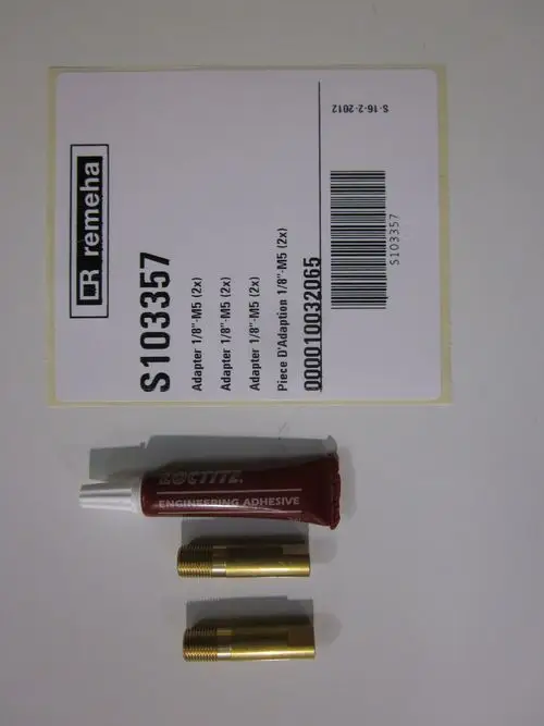 Zwei Adapter von Remeha mit einem Röhrchen Loctite Engineering Adhesive auf einem weißen Hintergrund.